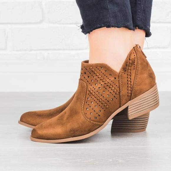 City Classified Chestnut Booties 6 Shoes Cut Outs Ankle Boots Suede Emerge - Picture 1 of 9